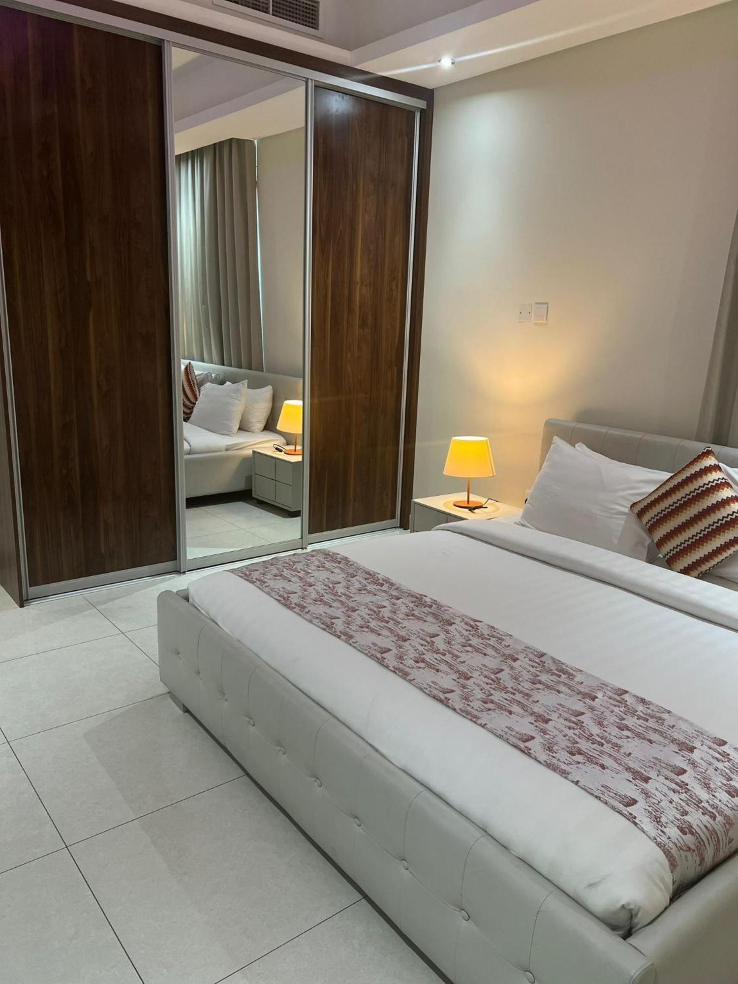 Sirius Tower Aparthotel Manama Exterior photo